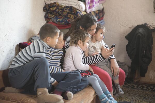 Жизнь многодетной матери-одиночки  - Sputnik Кыргызстан