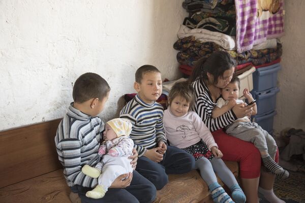 Жизнь многодетной матери-одиночки  - Sputnik Кыргызстан