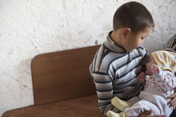 Жизнь многодетной матери-одиночки  - Sputnik Кыргызстан