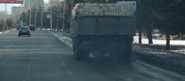 Кара түтүнгө ууланган Бишкектин асмандан көрүнүшү. Видео - Sputnik Кыргызстан