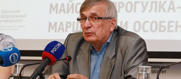 Профессор Уральского федерального университета и член Комитета по метеоритам РАН Виктор Гроховский - Sputnik Кыргызстан