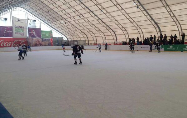 Нарын шаарында хоккей боюнча эл аралык мелдеш өтүп жатат. 9-январда башталган турнир 10-январда аяктайт. - Sputnik Кыргызстан