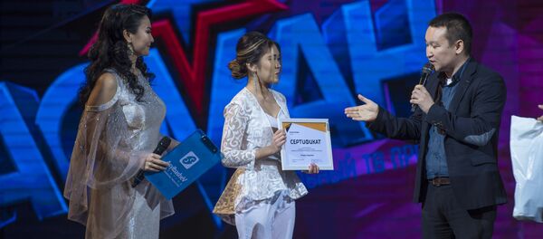 Sputnik Кыргызстан агенттигинин шеф-редактору Эркин Алымбеков Асман шоусунун катышуучусу Мэлани Сариевага сыйлык тапшыруу учурунда - Sputnik Кыргызстан