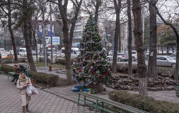 Новогоднее украшение площадки напротив Beta Stores - Sputnik Кыргызстан