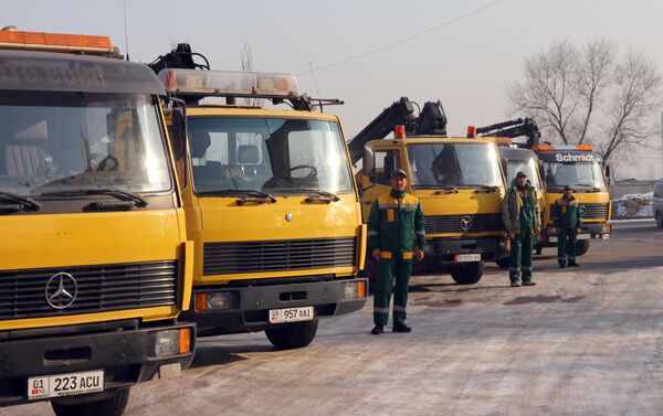 Бишкекте туура эмес жерге токтогон унаалар эвакуацияланып жатат. - Sputnik Кыргызстан