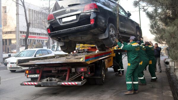 Эвакуация машин за неправильную парковку в Бишкеке - Sputnik Кыргызстан