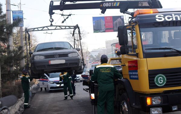 Кроме того, при нарушении правил парковки милиция использует блокираторы колес. - Sputnik Кыргызстан
