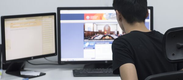 Компьютерде иштеп жаткан бала. Архив - Sputnik Кыргызстан