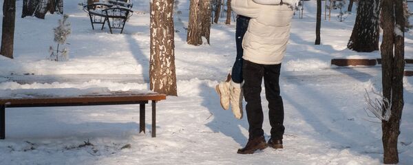 Парень и девушка в парке. Архивное фото - Sputnik Кыргызстан