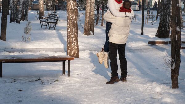Парень и девушка в парке. Архивное фото - Sputnik Кыргызстан