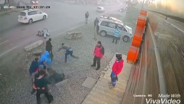 Массовая драка в Караколе — видео с камеры наблюдения - Sputnik Кыргызстан
