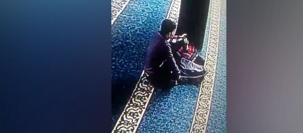 Аламүдүн базарындагы мечиттен сумка уурдады делген киши видеого түшүп калган - Sputnik Кыргызстан