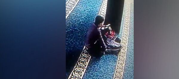 Верующие молились, а неизвестный рылся в их вещах, — видео из мечети Бишкека - Sputnik Кыргызстан