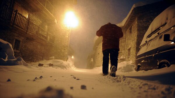 Мужчина идет по улице во время снегопада. Архивное фото - Sputnik Кыргызстан