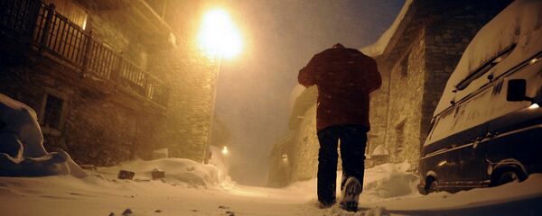 Человек гуляет по улице во время снежной бури. Архивное фото - Sputnik Кыргызстан