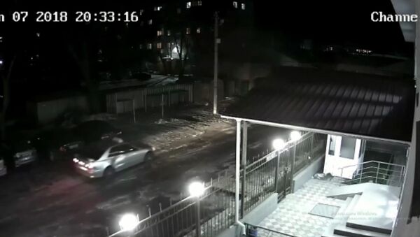 Таксист врезался в авто и уехал — видео с камеры наблюдения в Бишкеке - Sputnik Кыргызстан