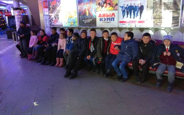 Школьники посетили кинотеатр, где посмотрели мультфильм Фердинанд (3D), музей изобразительных искусств имени Гапара Айтиева - Sputnik Кыргызстан