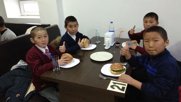 Экскурсия по Бишкеку для школьников из Кемина - Sputnik Кыргызстан