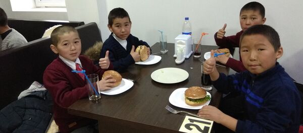 Экскурсия по Бишкеку для школьников из Кемина - Sputnik Кыргызстан