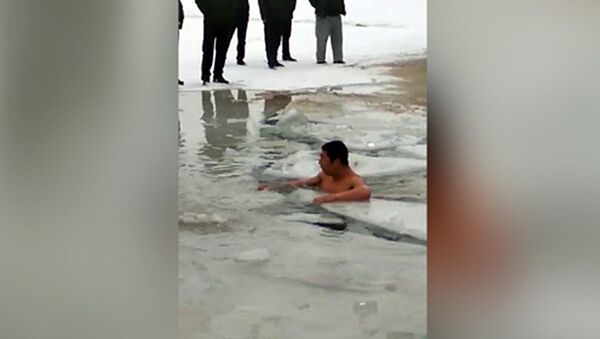 В Бишкеке игрок в кок-бору вытащил из ледяной воды тушу теленка — видео - Sputnik Кыргызстан