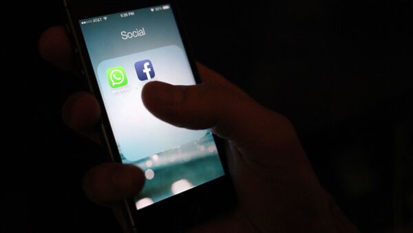 Значок приложений WhatsApp и Facebook на экране смартфона. Архивное фото - Sputnik Кыргызстан