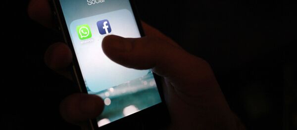 Значок приложений WhatsApp и Facebook - Sputnik Кыргызстан