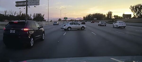 Опасный трюк на оживленной трассе — водитель развернул авто на 180 градусов - Sputnik Кыргызстан