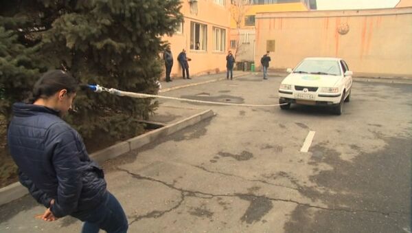 16-летняя армянская спортсменка тянет автомобиль с помощью волос - Sputnik Кыргызстан