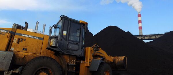 Разгрузка угля на ТЭЦ Бишкека. Архивное фото - Sputnik Кыргызстан