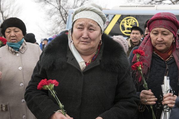 Церемония открытия памятника погибшим в результате авиакрушения в Дача СУ - Sputnik Кыргызстан