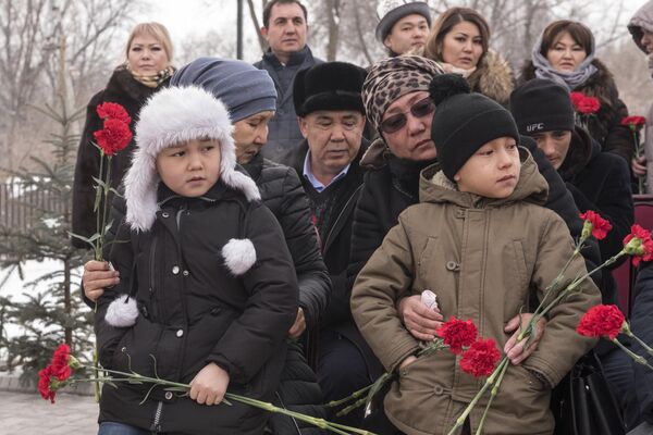 Церемония открытия памятника погибшим в результате авиакрушения в Дача СУ - Sputnik Кыргызстан