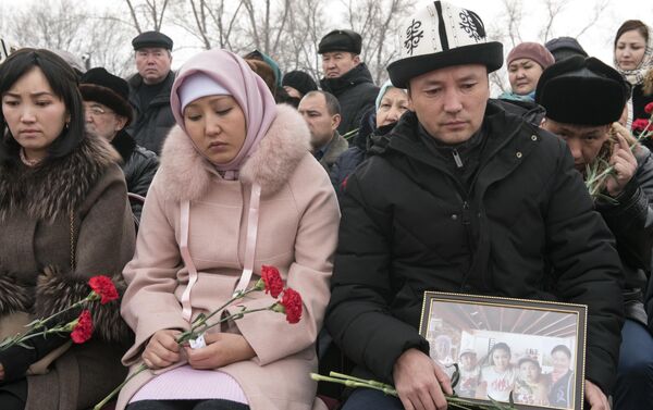 На монументе написаны фамилии всех погибших и изображен обломок самолета над каменной плитой. - Sputnik Кыргызстан