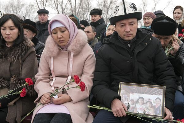 Церемония открытия памятника погибшим в результате авиакрушения в Дача СУ - Sputnik Кыргызстан