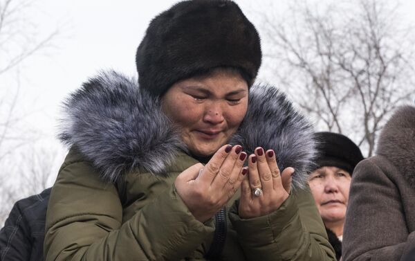 Родственники погибших на церемонии открытия памятника погибшим в результате авиакрушения в Дача СУ - Sputnik Кыргызстан