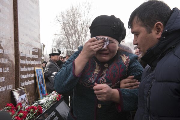 Церемония открытия памятника погибшим в результате авиакрушения в Дача СУ - Sputnik Кыргызстан