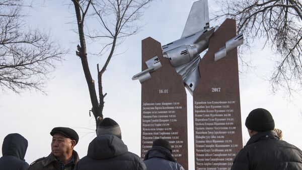Церемония открытия памятника погибшим в результате авиакрушения в Дача СУ - Sputnik Кыргызстан