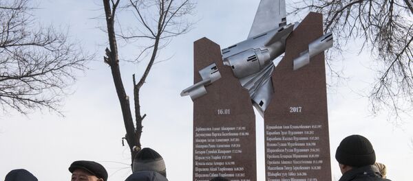 Церемония открытия памятника погибшим в результате авиакрушения в Дача СУ - Sputnik Кыргызстан