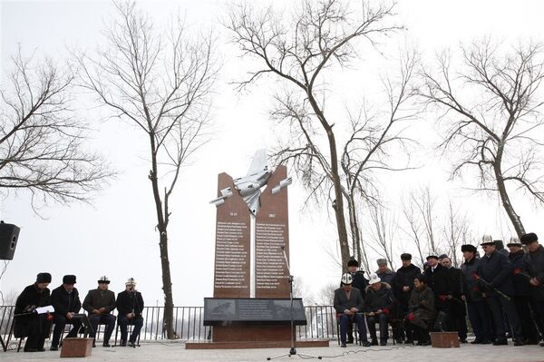 Церемония открытия памятника погибшим в результате авиакрушения в Дача СУ - Sputnik Кыргызстан