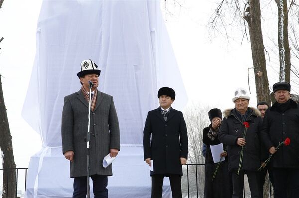 Церемония открытия памятника погибшим в результате авиакрушения в Дача СУ - Sputnik Кыргызстан