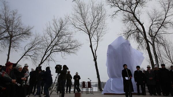 Церемония открытия памятника погибшим в результате авиакрушения в Дача СУ - Sputnik Кыргызстан