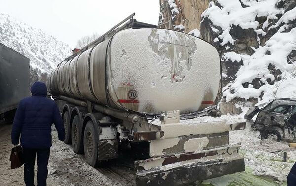 На автотрассе Бишкек — Ош столкнулись бензовоз и легковой автомобиль марки Opel Zafira. - Sputnik Кыргызстан