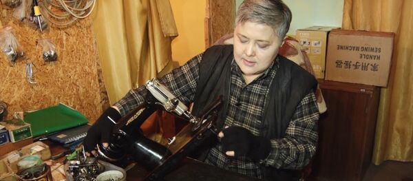 Баткендик уста аял Сайрагүл Жумабаева 20 жылдан бери тигүүчү машина оңдоп келет Баткендик уста аял Сайрагүл Жумабаева 20 жылдан бери тигүүчү машина оңдоп келет - Sputnik Кыргызстан