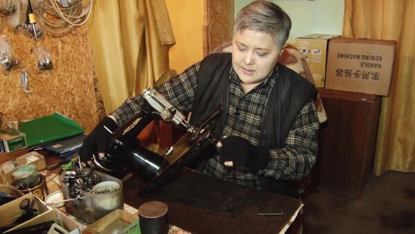 Баткендик уста аял Сайрагүл Жумабаева 20 жылдан бери тигүүчү машина оңдоп келет - Sputnik Кыргызстан