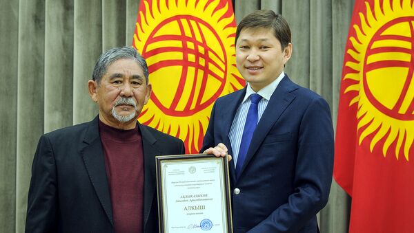 Вручение благодарственных писем творческой группе фильма Тунку кырсык - Sputnik Кыргызстан