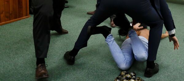 Задержание активистки движения Femen Анжелины Диаш Задержание активистки движения Femen Анжелины Диаш - Sputnik Кыргызстан
