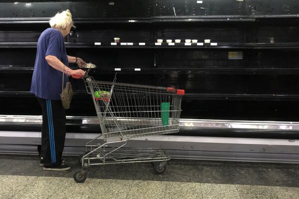 Каракас (Венесуэла) шаарындагы супермаркеттердин биринде соода кылган кары адам - Sputnik Кыргызстан