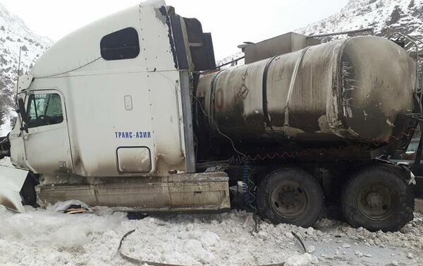 Вследствие аварии погибли четыре человека, сообщила пресс-служба МЧС. - Sputnik Кыргызстан