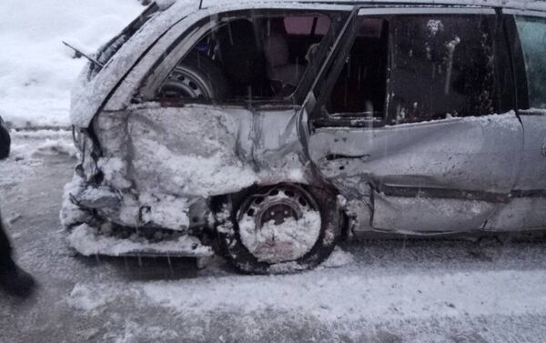 Под камнепад попал один автомобиль, один пассажир получил легкие раны, ему была оказана медицинская помощь. - Sputnik Кыргызстан