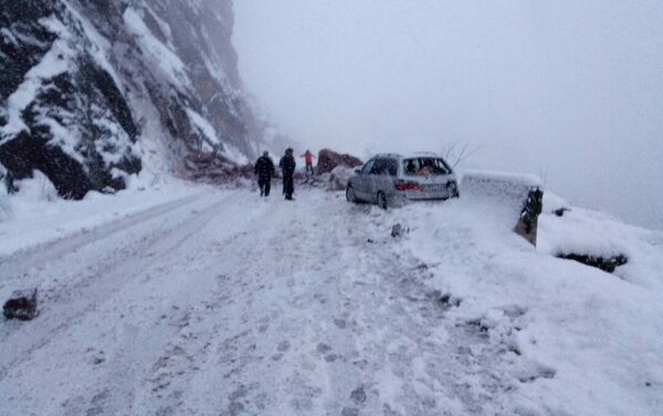 В субботу 13 января на трассе Бишкек — Ош автомобиль марки Mazda 626 попал под камнепад - Sputnik Кыргызстан