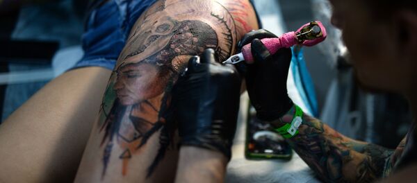 Татуировщик во время работы. Архивное фото - Sputnik Кыргызстан